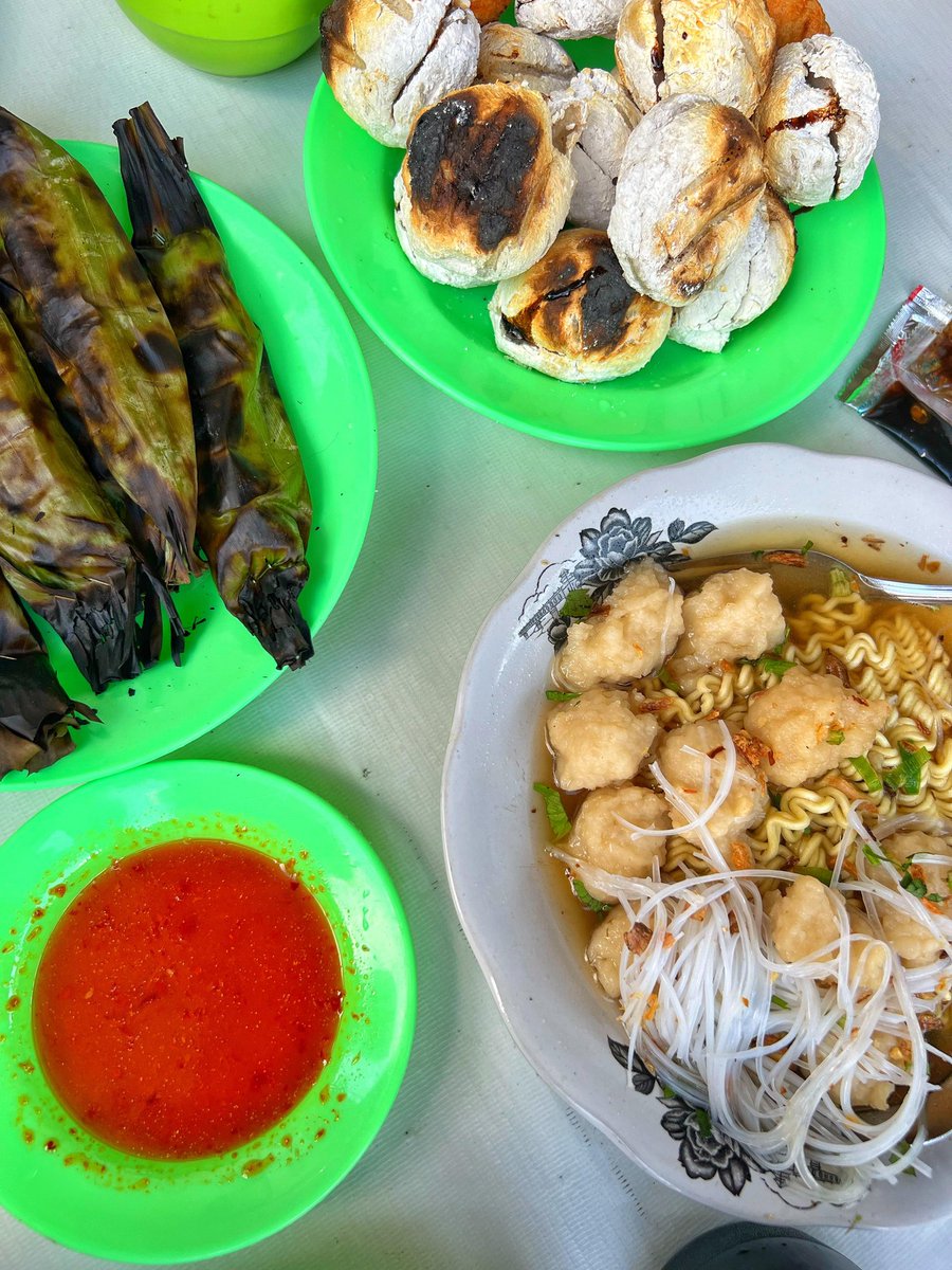 dewilangit's tweet photo. Kalo ke Palembang jangan lupa icip pempek panggang &amp; otak-otak, biar kenyang jangan lupa pesen tekwan mie nya 🤤🤤🤤 #syurga #pempek https://t.co/Q4EVxaJyk7
