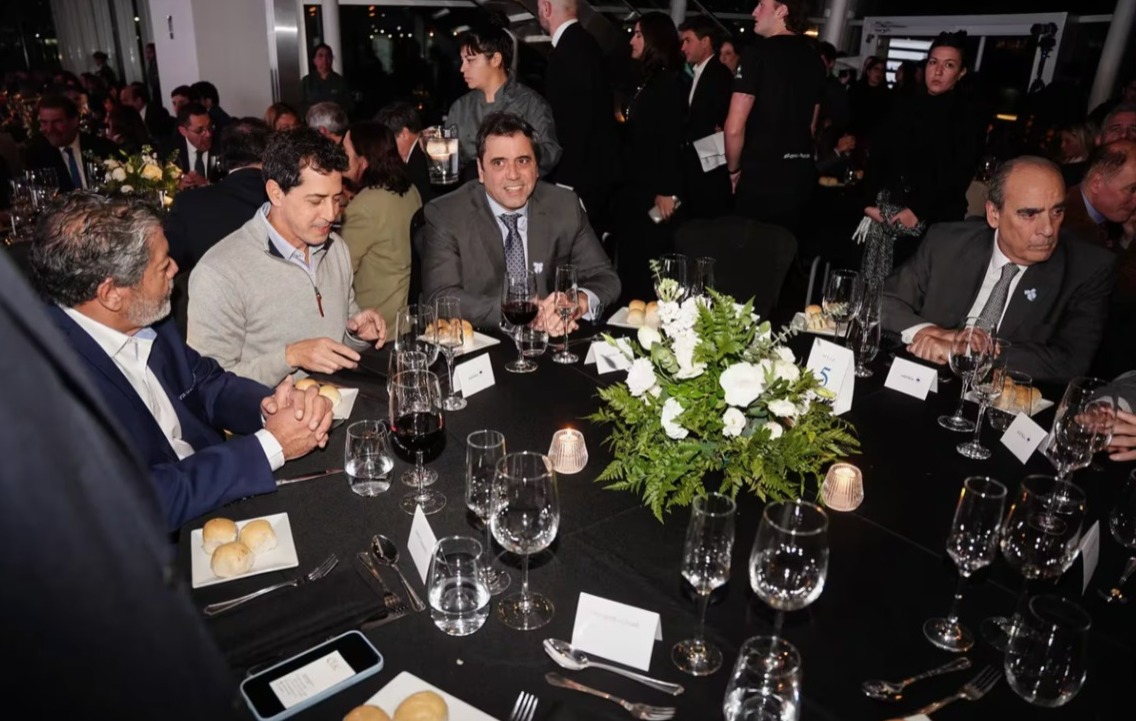 🔴 Guillermo Francos y 'Wado' de Pedro juntos. Compartieron cena en la Universidad Austral. borderperiodismo.com