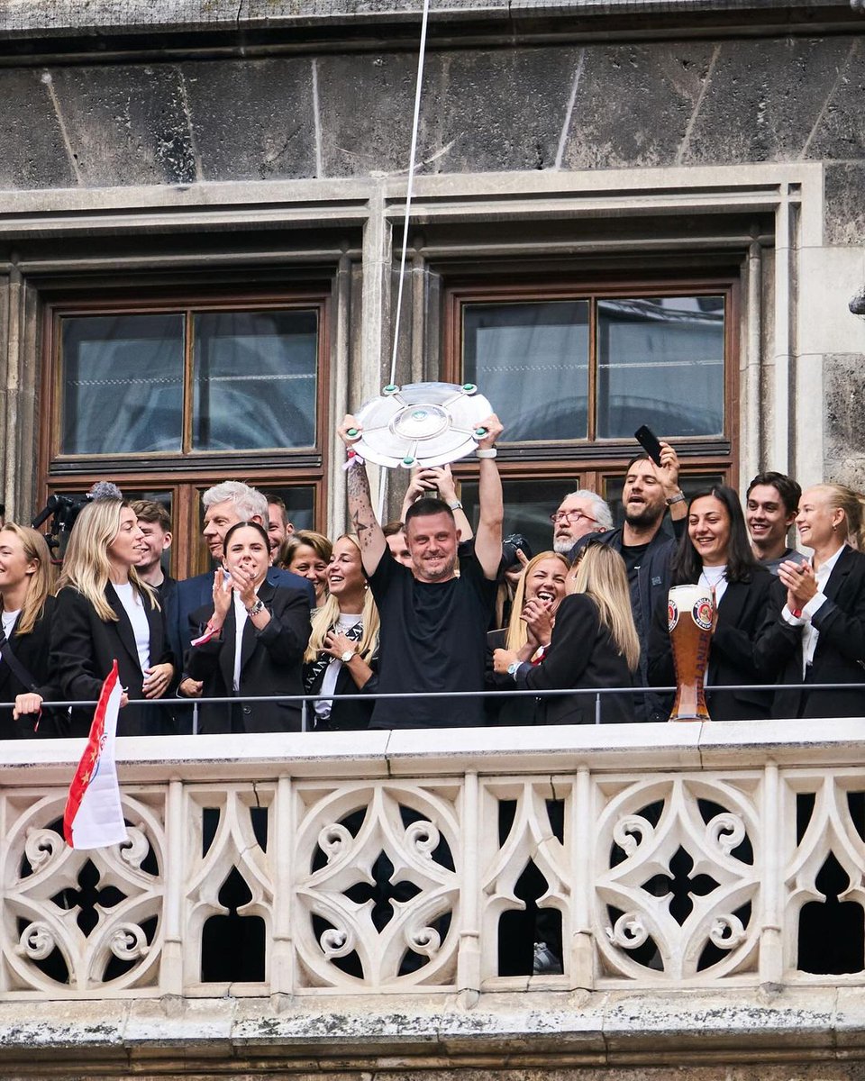 FC Bayern Frauen celebrated their invincible Bundesliga title with the fans at Marienplatz today 🏆