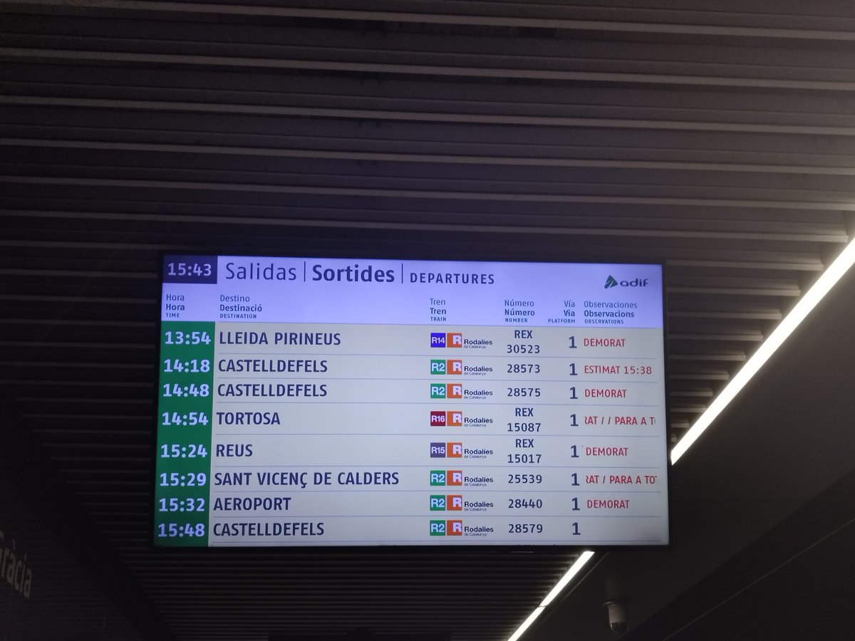 yanguise's tweet photo. @dignitatavies Aquí estamos un día más colgadas en la estación de Pg de Gràcia. #Robavides. https://t.co/PI9zZlSCLY