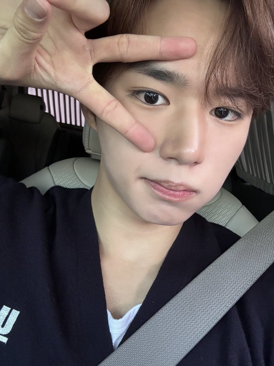 WEi__Member's tweet photo. [#준서] 흑발로 돌아갈까 고민 중🧐 https://t.co/C28SqG7PJx
