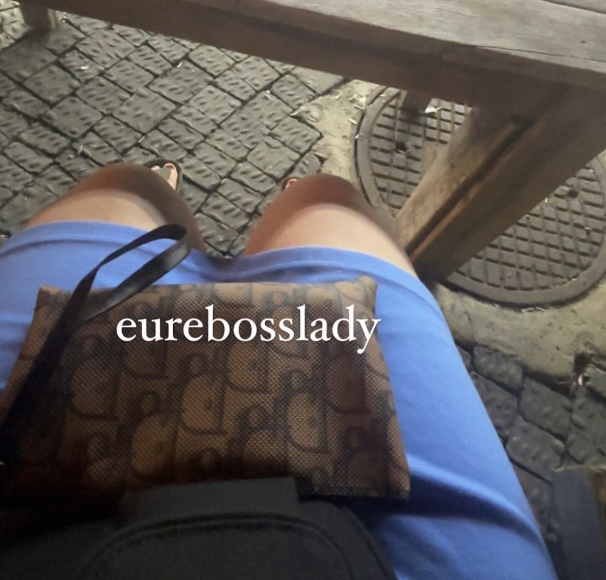 NurayOez's tweet photo. Wer möchte am liebsten Jetzt gerade meine Fußbank sein ?  Antreten Köter 
#geldsklave #abdrücken #fetisch #findom #geldherrin https://t.co/w7fVTBxY0A