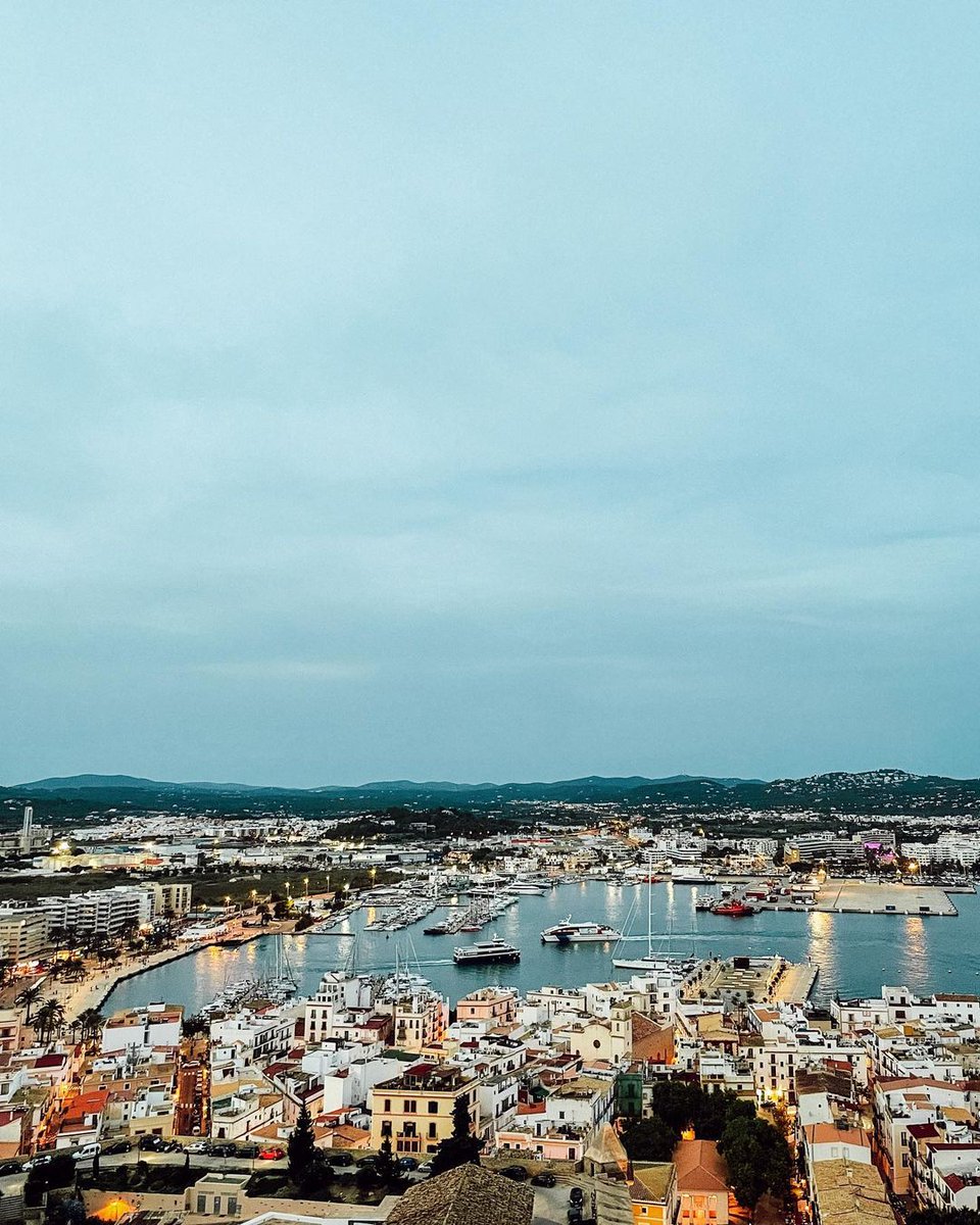 WA_Bronnis's tweet image. Sharing smiles with the one you love is the perfect way to start the day. Have an awesome morning, babe!