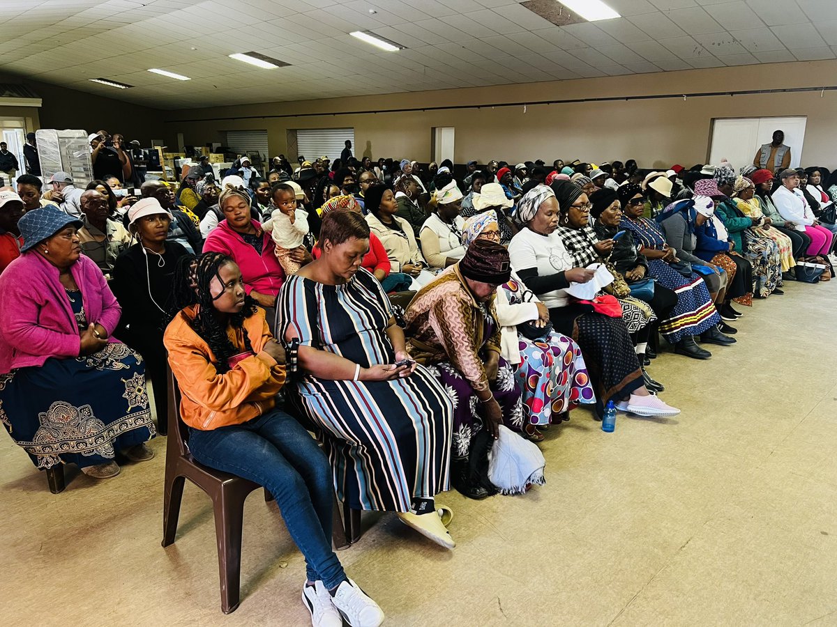 DSBD_SA's tweet image. The Deputy Minister for DSBD, Ms Dipuo Peters is joined by the Deputy Minister of Defence and Military Veterans, Mr Thabang Makwetla today to handover working material and equipment to informal SMMEs at Kwazamokuhle in Hendrina, Mpumalanga.
#IMEDP #DSBDUpliftingInformalSMMEs