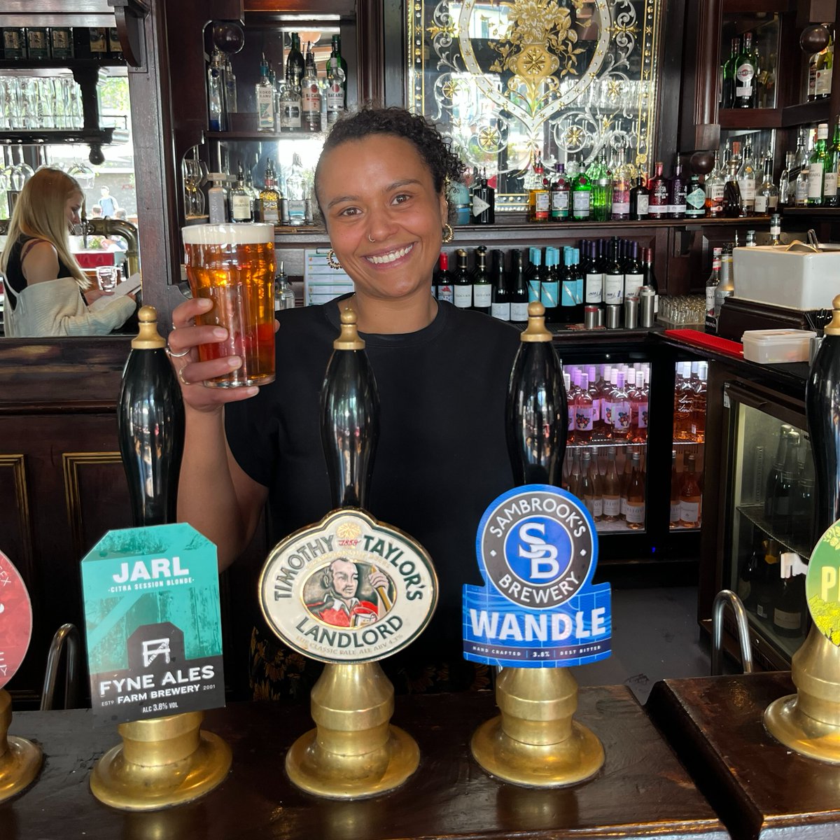 A beautiful pint of Landlord poured by Marion at White Horse, Fullham. Sparkler.✔️ The legendary pub is perched just on the edge of Parsons Green, they have fantastic outdoor seating and great food. 🌤️