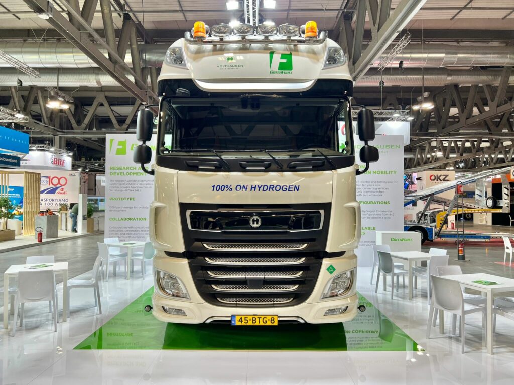 Ordinabili anche in Italia i veicoli  <a href="/H2Centrum/">Holthausen Clean Technology</a> a #celleacombustibile (#fuelcell) presentati a Serralunga di Crea presso la sede di @Holdim e <a href="/GreenForce/">GreenforceInitiative</a>. Prima di giungere nel #Monferrato, il vettore stradale è stato esposto al <a href="/Transpotec1/">Transpotec Logitec</a> 
oggigreen.it/idrogeno-dispo…