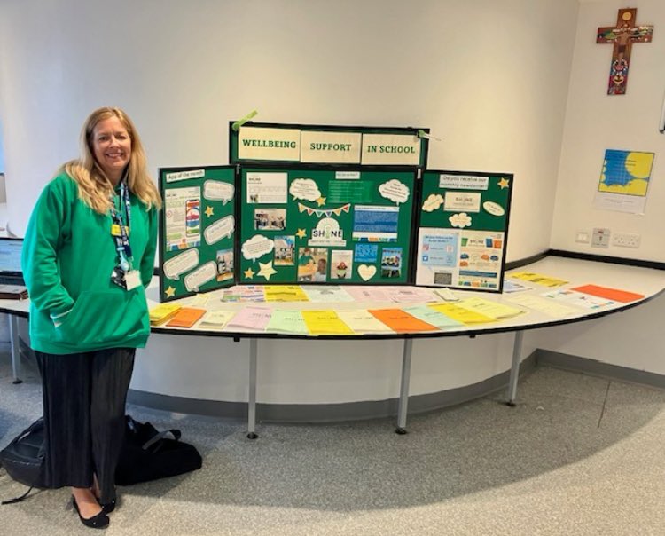 cyp_pmhs's tweet photo. The Whole School Approach is 🔑  Our fabulous Carmen supporting St Mary’s Open evening #mhst #wholeschoolapproach #cyppmhs #earlyintervention  #teambth #blackpool #youngmindsmatter #bethechange https://t.co/JSGAF1O5zD