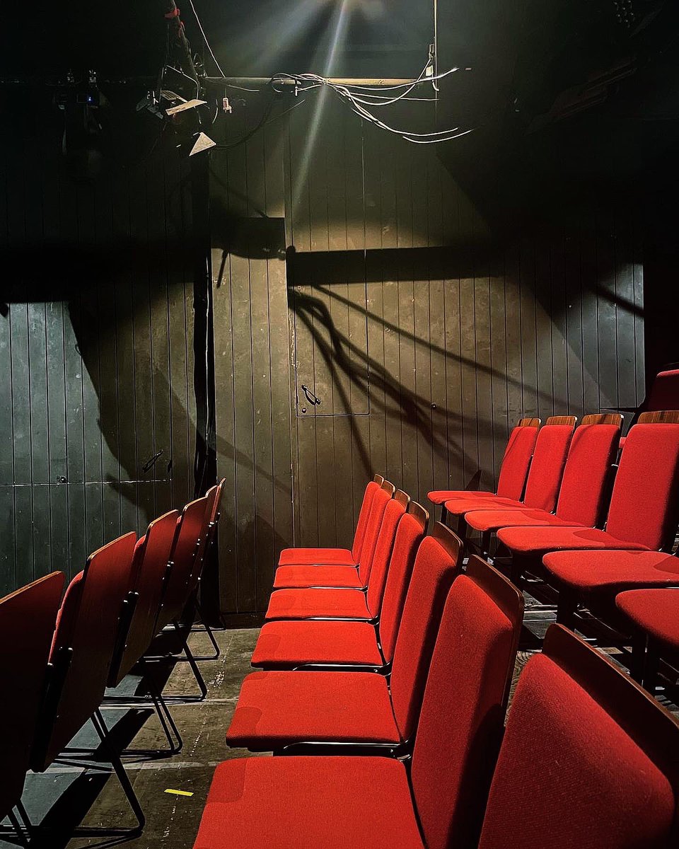 We’re here! We’ve arrived at Camden People’s Theatre for Liam Rees and his new show “The Land That Never Was” 🏴󠁧󠁢󠁳󠁣󠁴󠁿

You can join us today or tomorrow in London at 9pm! 

Tickets still available: cptheatre.co.uk/whatson/The-La…