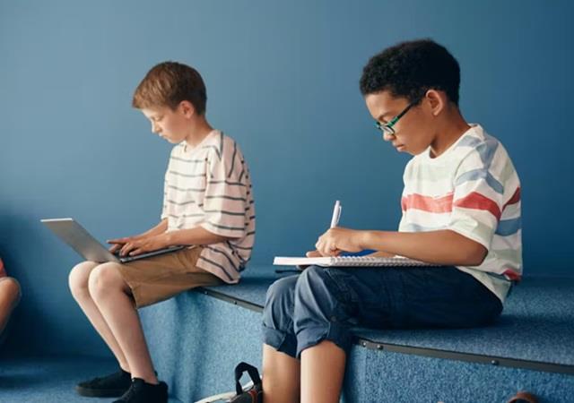 NariKesari's tweet image. keyboard नहीं हाथ से लिखकर बच्चों का माइंड होता है शार्प:
हमें छात्रों को सक्रिय रूप से यह सिखाने की ज़रूरत है कि वे टाइप करने के साथ-साथ कागज और कलम का उपयोग करके भी लिख सकें। 
#writtingonpaper #easypractice #pressfingurepoints #improvementalskills