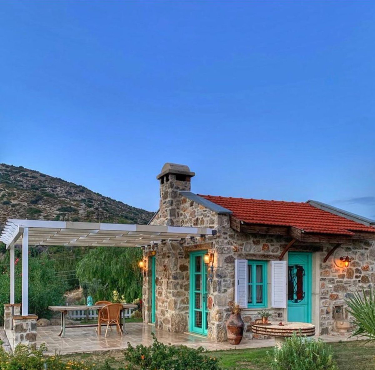 Mimariietkiler's tweet photo. Muğla’da taştan yapılmış açık plana sahip bir ev. https://t.co/wYZ5E3EhkW