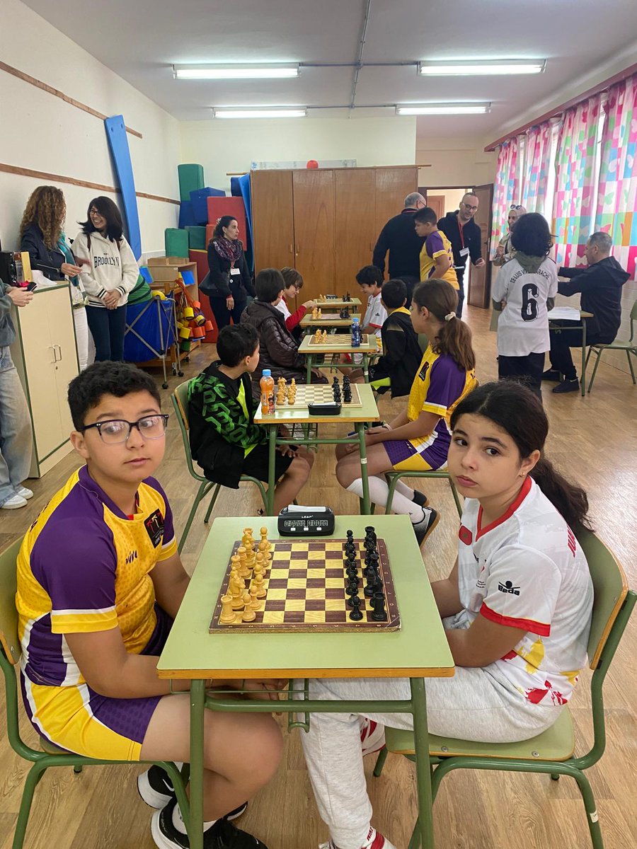 instituto_lope's tweet photo. El @instituto_lope participó en la XVI edición de los Encuentros Deportivos Intercentros por primaria en las categorías de fútbol, balón prisionero, baloncesto, tenis de mesa y ajedrez consiguiendo la victoria en balón prisionero y tenis de mesa. https://t.co/c9lHJrAoAX