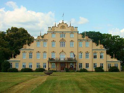 Stävlö is one of the most eccentric Swedish buildings of the 19th century, and was designed by the owner Carl Otto Posse himself, who based the shape of the building on the Posse family coat of arms.