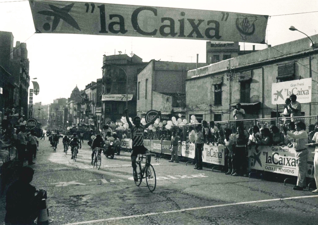 Manresa també ha estat seu de final de la #VoltaCatalunya, els anys 1969, 1974 i 1981 (1a📸, amb victòria de Ludo Peeters). 🏆I ha vist guanyar grans noms com Mariano Cañardo, Delio Rodríguez, Miquel Poblet, Jan Janssens, Txomin Perurena o Sean Kelly (2a📸, l'any 1984).