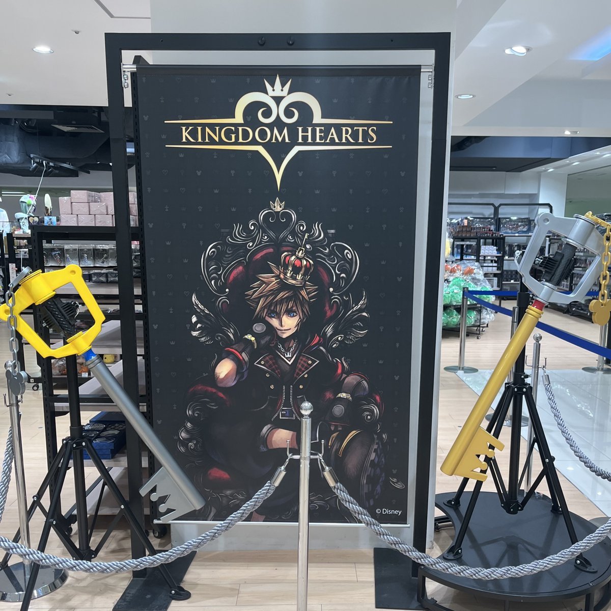 Si tenéis la suerte de estar por Osaka, el centro comercial Daimaru Umeda ha abierto una pop-up store de Square Enix que estará disponible hasta el día 26 y que además de merchandising podemos ver el atuendo de Pictomante de #FinalFantasyXIV o las llaves espada de #KingdomHearts.