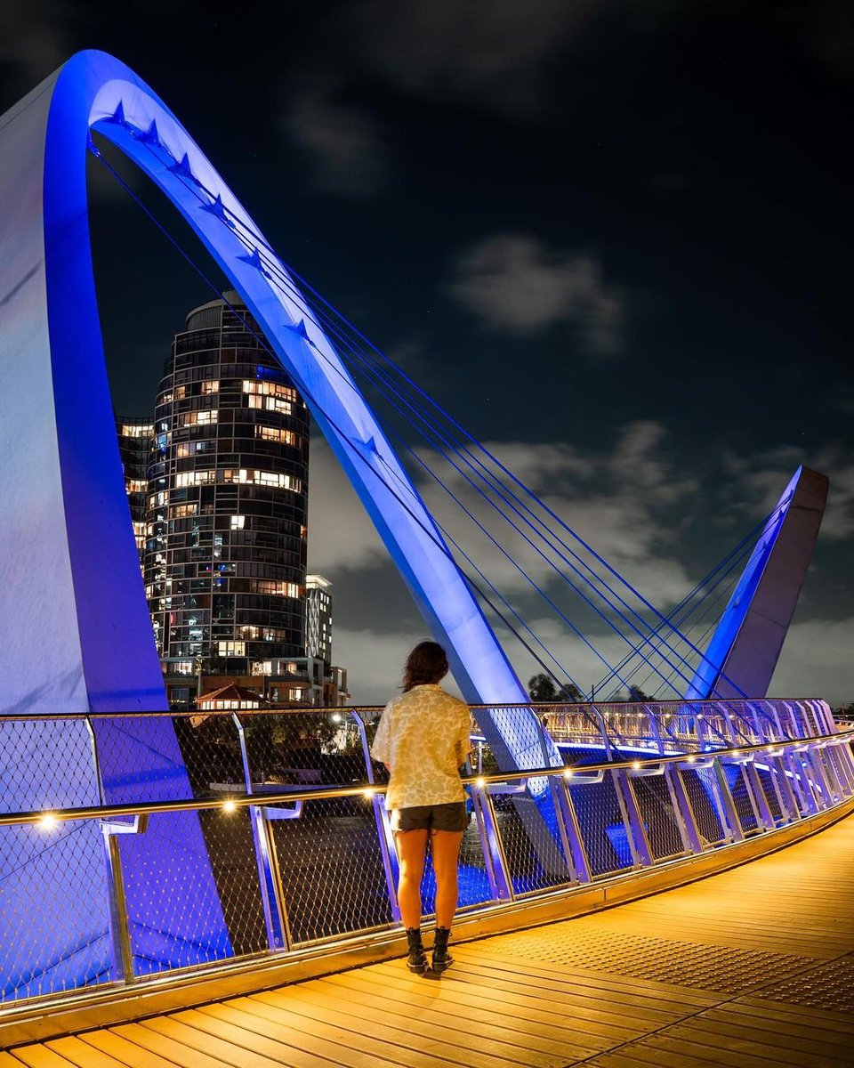 Feel the pulse of @DestPerth's riverfront at @ElizabethQuay (Goomup) - where the Swan River (Derbarl Yerrigan) sparkles 🏙️ ✨ Get dreaming: bit.ly/4aprC8R 📍: Elizabeth Quay | @DestPerth (Boorloo) 📸: @wheres.vera/IG in #WAtheDreamState