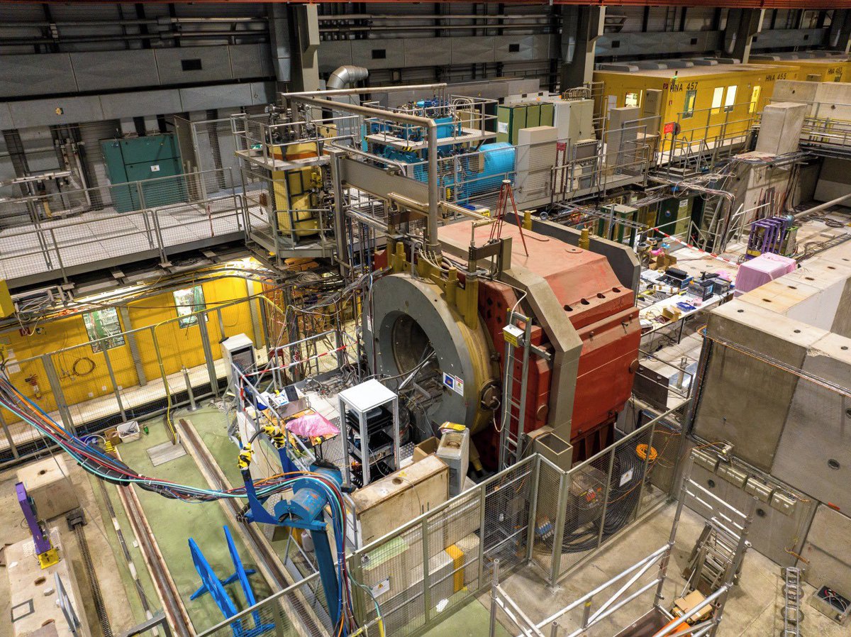 Here we see a prototype of MADMAX, placed in a big, cylindrical magnet at CERN’s largest experimental area, the North Area. In February and March this year, the two new prototypes of MADMAX came into action to collect physics data at room temperature and, for the first time, at