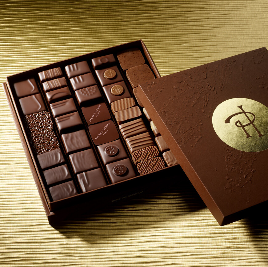 PierreHerme_FR's tweet photo. Pour la Fête des Mères, offrez à votre maman un coffret de bonbons de chocolat sur-mesure signé Pierre Hermé, à partir de ses saveurs préférées. Nos équipes de la boutique Infiniment Chocolat vous accueillent au 23 Boulevard des Capucines, dans le 2ème arrondissement de Paris. https://t.co/G1fIK8CXkN