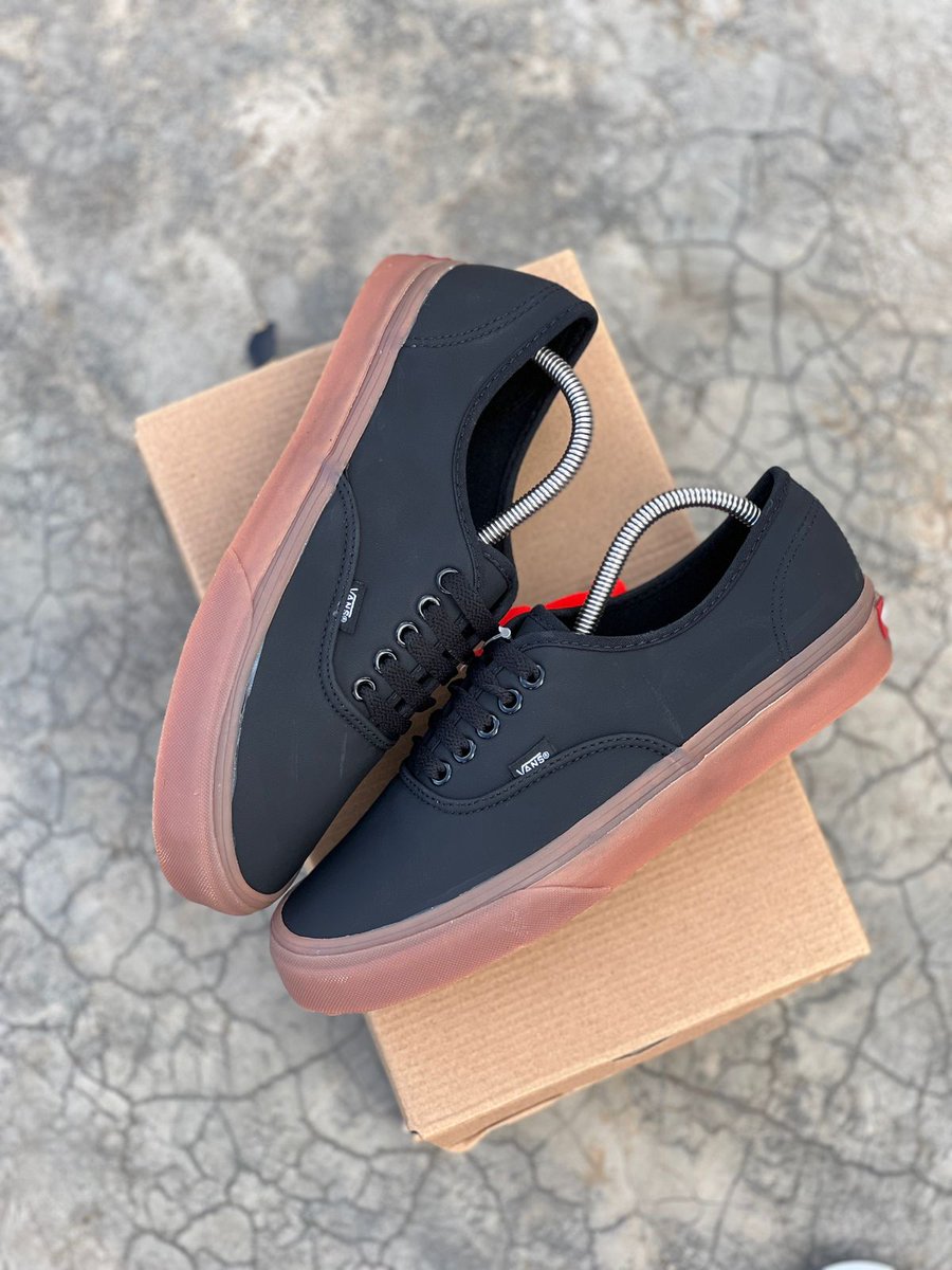 Wadau niko na Soft Leather Vans hapa🔥👌🏾 Available sizes: 36-45 Price: Ksh 2,450 📞Call/WhatsApp 0748904530 📥DM @foot_trends Uhuru Kenyatta Circumcision Tax Michelle Ntalami Yues Southgate President William Ruto