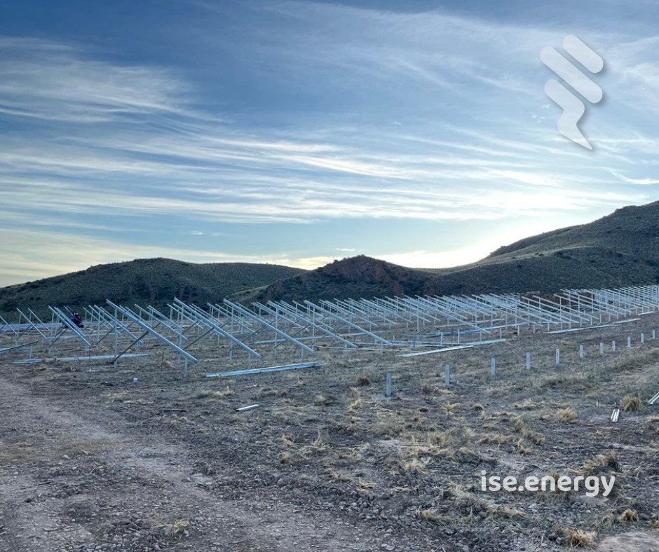 Luz verde 🟢 para un nuevo proyecto de 🔟 MW

Seguimos llevando la energía solar a cada rincón de nuestra península y, en este momento, nos encontramos en la fase de hincado y premontaje de estructura en un proyecto en suelo en Andalucía.