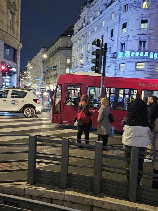 Desde hace unos meses estamos viviendo en Italia por eso hemos estado muy ausentes, vamos a viver muchas