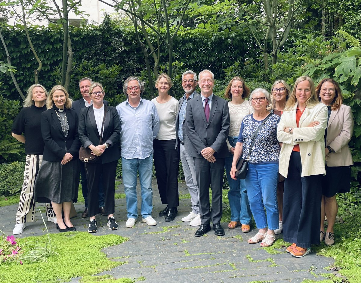 En France, nous avons la chance de pouvoir collaborer avec plusieurs institutions suédoises. Merci à vous tous pour un bel après-midi d’échanges et de partage à l’ambassade ! 🇸🇪🤝 «#suedeenfrance