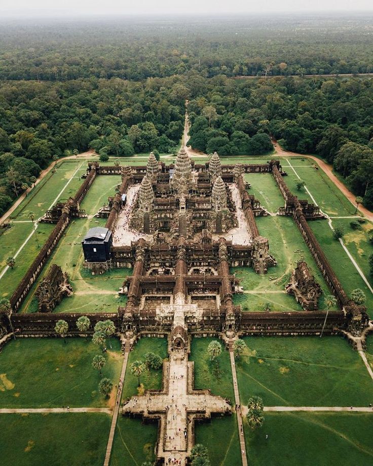 VermundoClub's tweet photo. Feeling the wanderlust tug at your soul? Then Angkor Wat's ancient temples in Cambodia are a must-see! Step back in time and be awestruck by the captivating architecture that whispers stories of a bygone era. 

 #BucketListAlert #VermundoAdventuresUnforgettable https://t.co/boxbfNpTwn