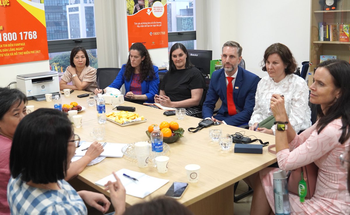 unfpa_vietnam's tweet photo. Yesterday, the @AusAmbGender visited the toll-free hotline 18001768 run by🇻🇳Farmers’ Union, supported by UNFPA & funded by @dfat. She is on a trip to learn🇻🇳's efforts & share 🇦🇺's experiences on ending violence against women and children.
#GenderEquality #SDG5 #EVAWC https://t.co/JhnjytRpy1