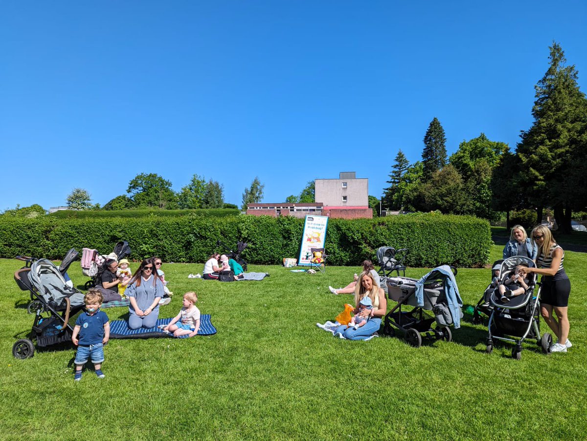 Sun’s out, Bookbug’s out! What a beautiful morning we had for our outdoor #Bookbug session in #Dalmuir Park today 😎☀️📖🎶 @WDCouncil @Bookbug_SBT