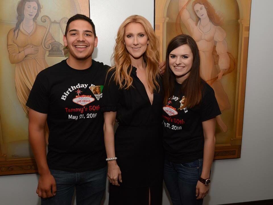 #OnThisDay in 2016, fans met with Celine Dion, backstage before her show at the Caesars Palace, Las Vegas.

#EnCeJour en 2016, les fans ont rencontré Céline Dion, en coulisses avant son spectacle au Caesars Palace.

#CelineDion #CélineDion @celinedion
celinedionweb.com/en/event/fans-…