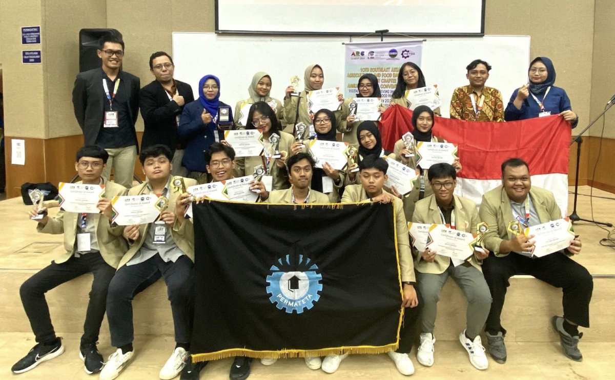 UGMYogyakarta's tweet photo. Mahasiswa #UGM Sabet 5 Medali di Ajang #AEARC di Malaysia: Tim Mahasiswa Departemen Teknik Pertanian dan Biosistem, Fakultas Teknologi Pertanian (FTP) #UGM berhasil mendapat #Penghargaan dua medali emas dan tiga medali perak dalam #Kompetisi Southeast… https://t.co/i7xs0m0ngj https://t.co/8OpIIRQVBg