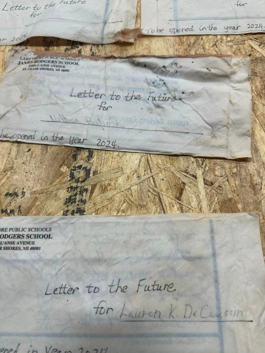 🕰️ Almost 25 years ago, time capsules were buried at @Rodgersrockets to celebrate @myLSPS 75th Diamond Jubilee. They were marked to be opened today, 25 years later during Lake Shore's 100th year: facebook.com/share/p/JRbaT9…. #myLSPS