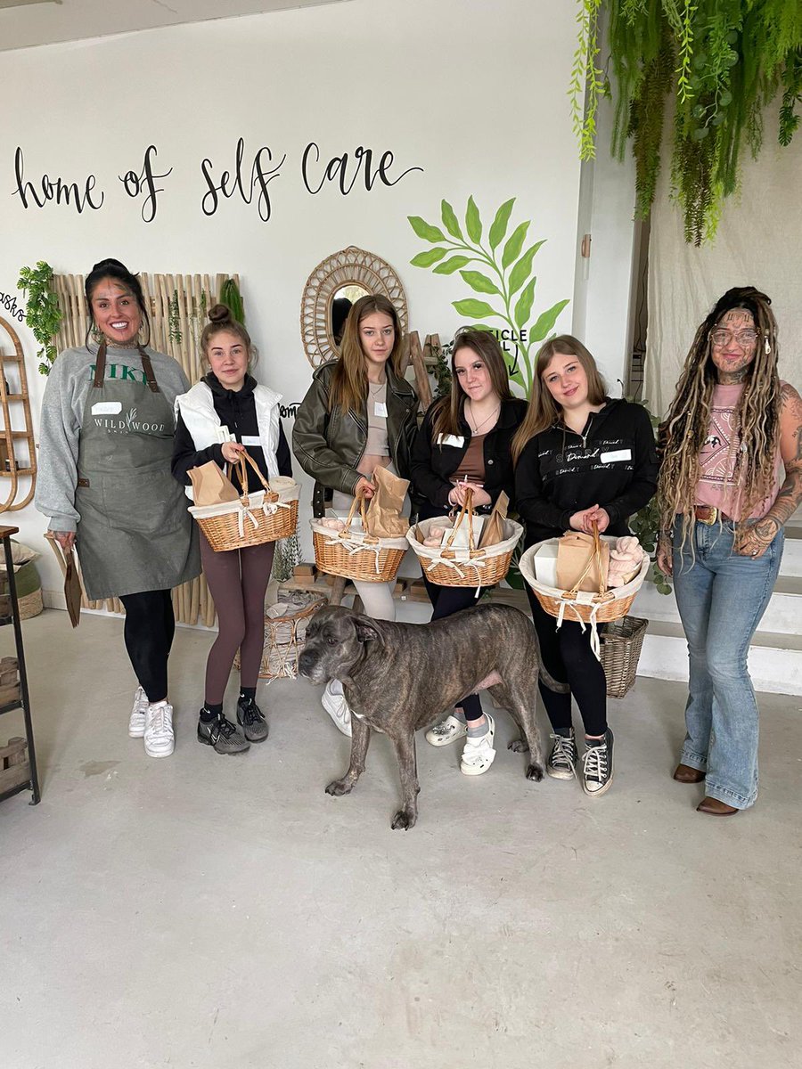 EnrichAcad's tweet photo. #inspirational A big thank you to Wild and Wood skincare in Pontefract, they hosted a small group of our students for a workshop yesterday. The students had an amazing time and gained a valuable insight into this niche business. They also came away with lots of free products 🤩🙏 https://t.co/0TdRoJbDSd