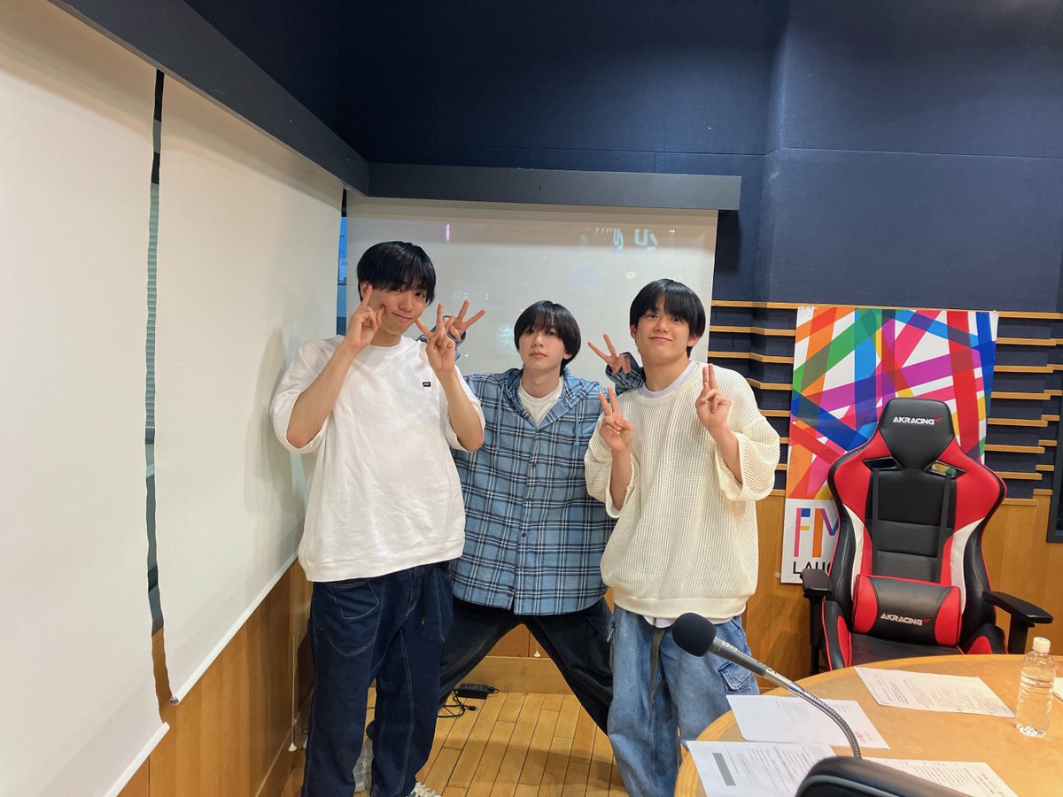 5月21日(火) #カンバリ！！！📻 

こんバリ〜！！！📷 

#AmBitious の
 #真弓孟之 ・ #永岡蓮王 ・ #河下楽 が
 #FM大阪 (@fmosaka851)から 
お届けしています📷

メールテーマ📩
『今の気持ちを4文字で表すと？』✍️

radiko📻
radiko.jp/mobile/r_seaso… #radiko