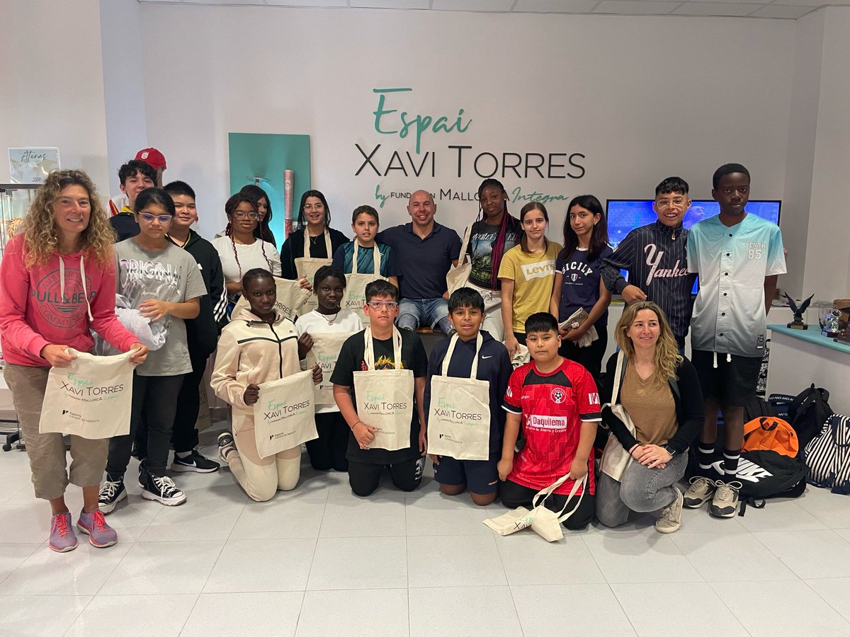 EsportsConsell's tweet photo. 👀Coneixeu els tallers #Sumat dedicats a l'esport inclusiu?👩‍🦽

🏊L'alumnat de l'@iessesestacions ha visitat l'Espai @xavi_torres de la Fundació @MallorcaIntegra, un lloc per aprendre amb un GRAN en valors.

🏆El nedador olímpic els ha fet xerrada  i visita a aquest indret únic. https://t.co/cP83l2tRC3