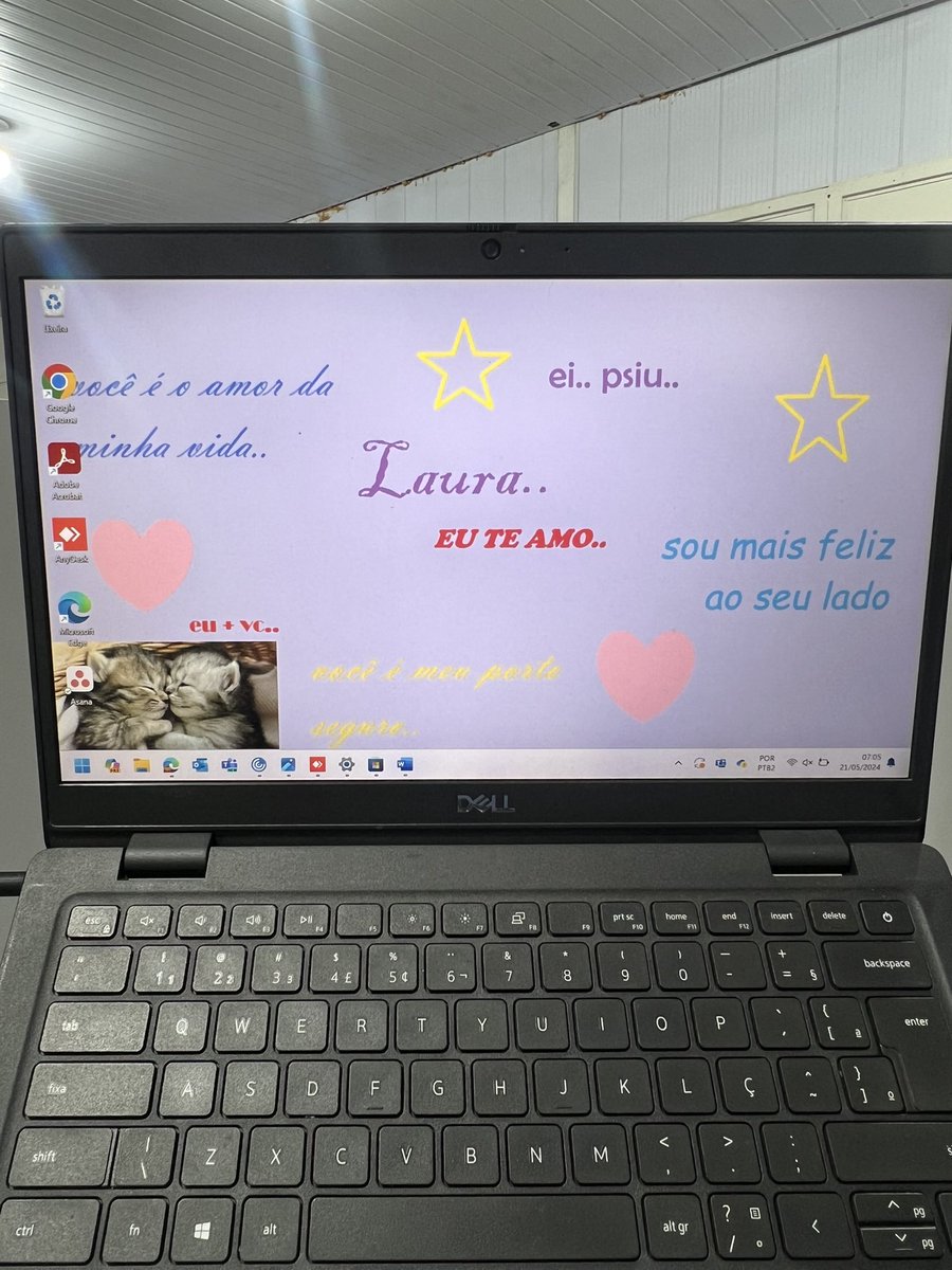 deixei minha namorada usar meu notebook ontem