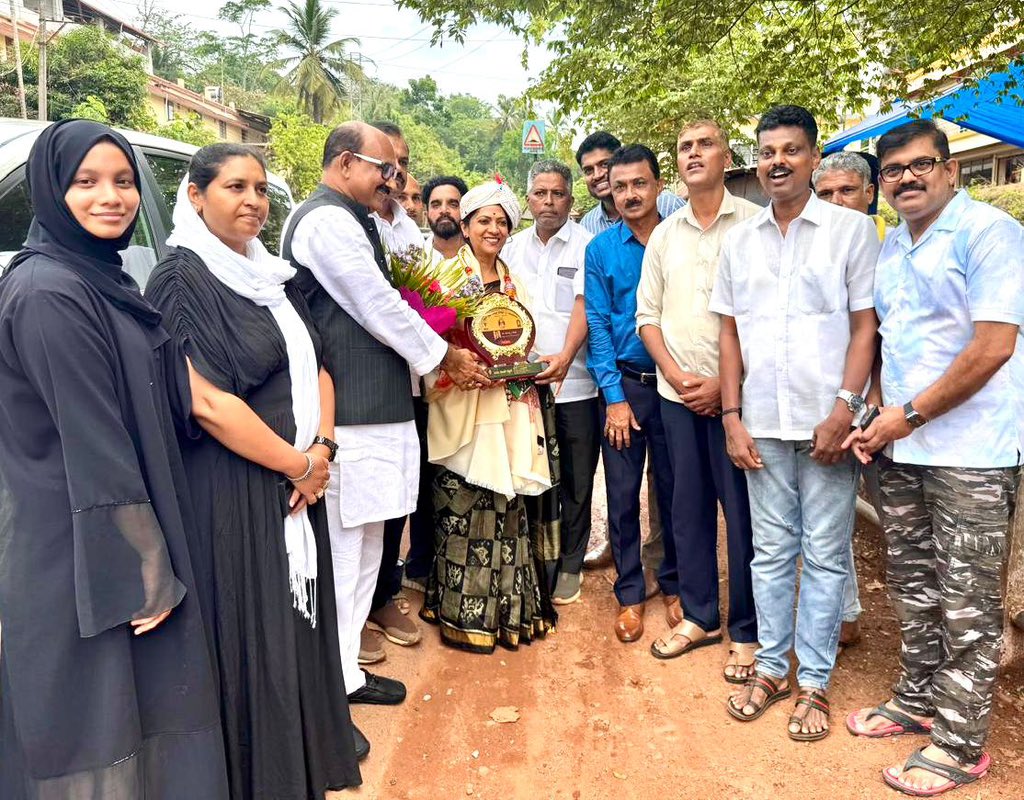 drnagalakshmi_c's tweet photo. ಸಹೋದರ ಶ್ರೀ ಶಾಹಿದ್ ಹಾಗೂ ಸುಳ್ಯದ ಎಲ್ಲಾ ಸಹೋದರ ಸಹೋದರಿಯರ ಪ್ರೀತಿಗೆ ನಾ ಚಿರಋಣಿ.
#sulya #brothers #sisters #thankyouforyoursupport https://t.co/CvIQXRWFXI