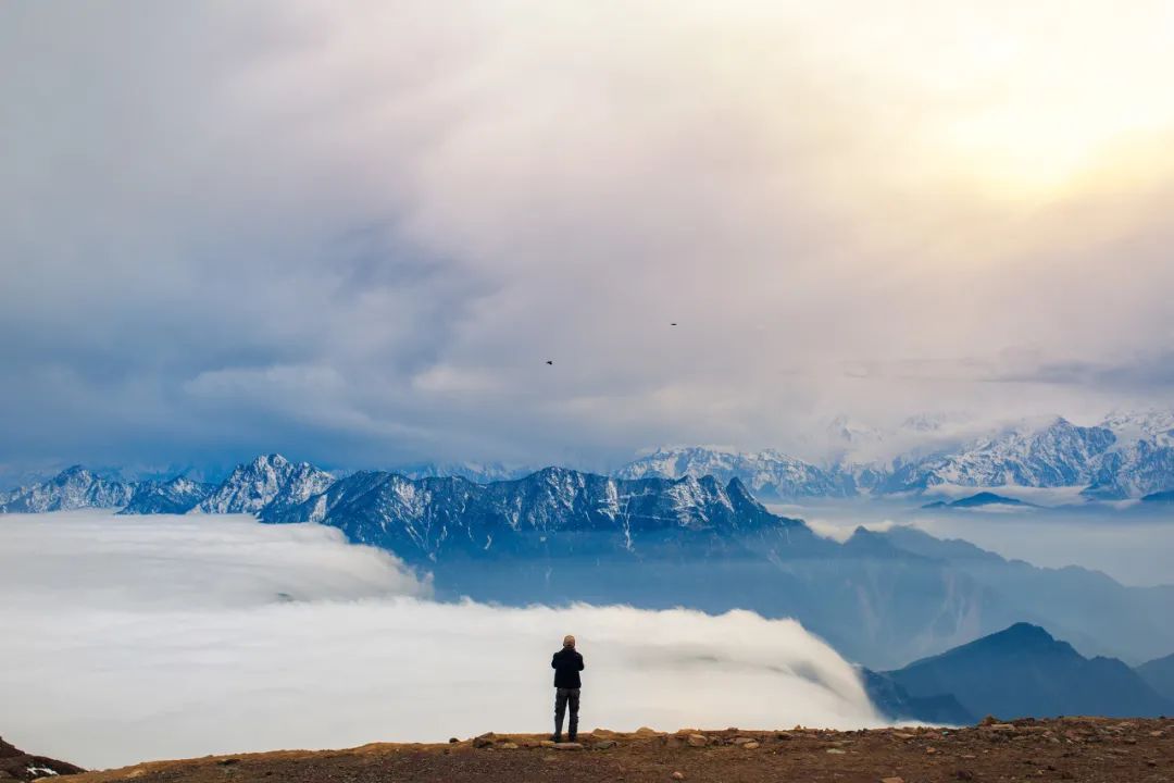 AmzChina's tweet image. #NiubeiMountain has China's largest 360° #viewingplatform, at 3,666 meters high, which is the closest place to #GonggaMountain. The magic of Niubei Mountain lies in the fact that when you reach the summit and look into the distance, the famous 20+ snow mountains are lined up.