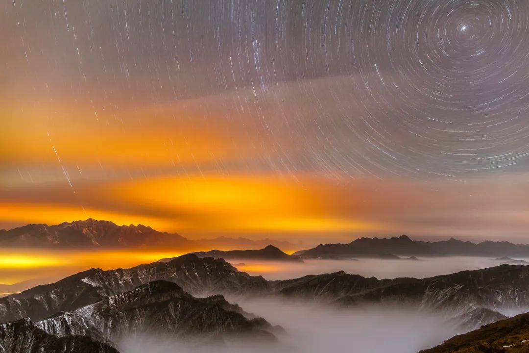 AmzChina's tweet image. #NiubeiMountain has China's largest 360° #viewingplatform, at 3,666 meters high, which is the closest place to #GonggaMountain. The magic of Niubei Mountain lies in the fact that when you reach the summit and look into the distance, the famous 20+ snow mountains are lined up.