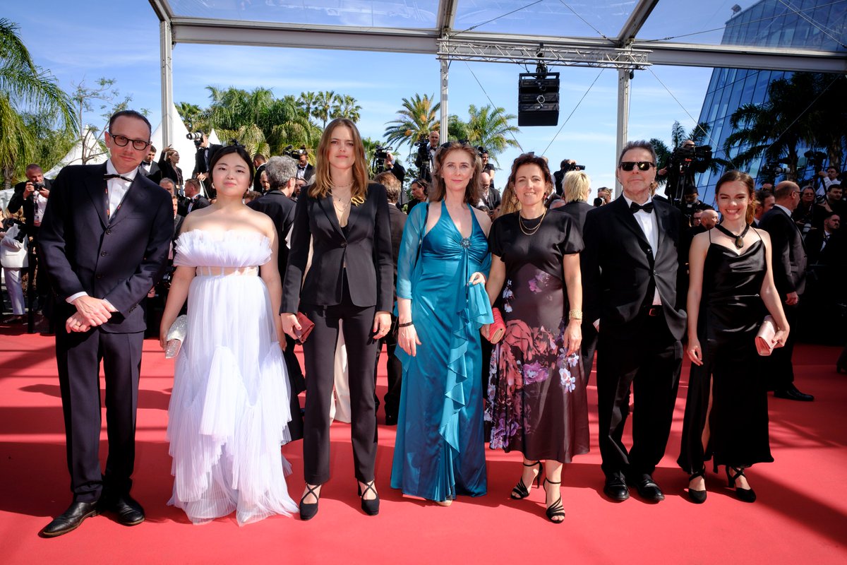 🎬✨ Hier nous avons invité les compositeurs et compositrices sur le tapis rouge du @Festival_Cannes, autour de Philippe Rombi, pour une montée des marches 100% dédiée à la musique de film ! 📸Olivier Vigerie #Cannes2024 #LaSacemSoutient #PasDeFilmSansMusique