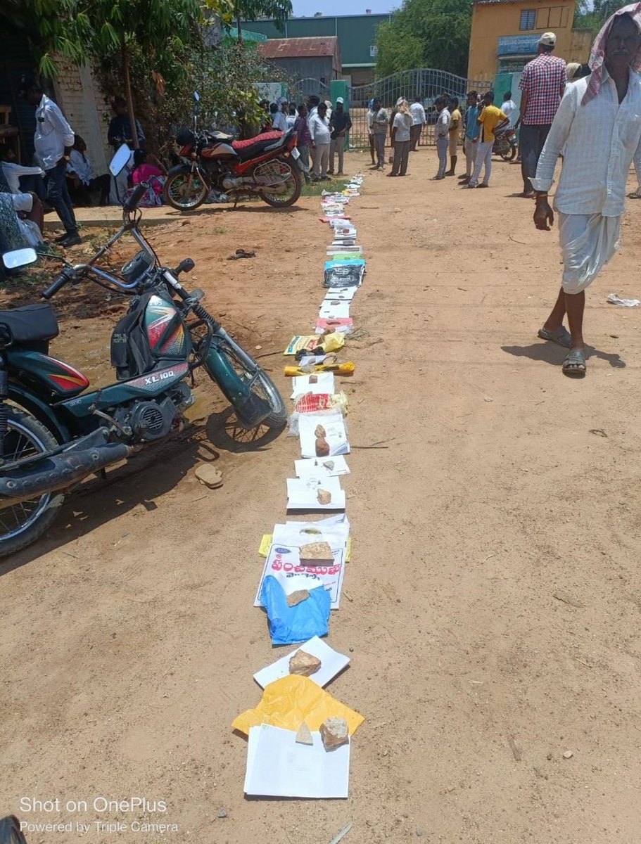 TNewsTelugu's tweet image. సంగారెడ్డి జిల్లాలో విత్తనాల కోసం రైతుల తిప్పలు

మళ్లీ మొదలైన పట్టా పాస్ పుస్తకాల క్యూ లైన్

జీలుగా, జనుము విత్తనాల కోసం ఉదయం నుంచి క్యూ లైన్లలో రైతులు
#Telangana #Sangareddy #Telugu #Tnews