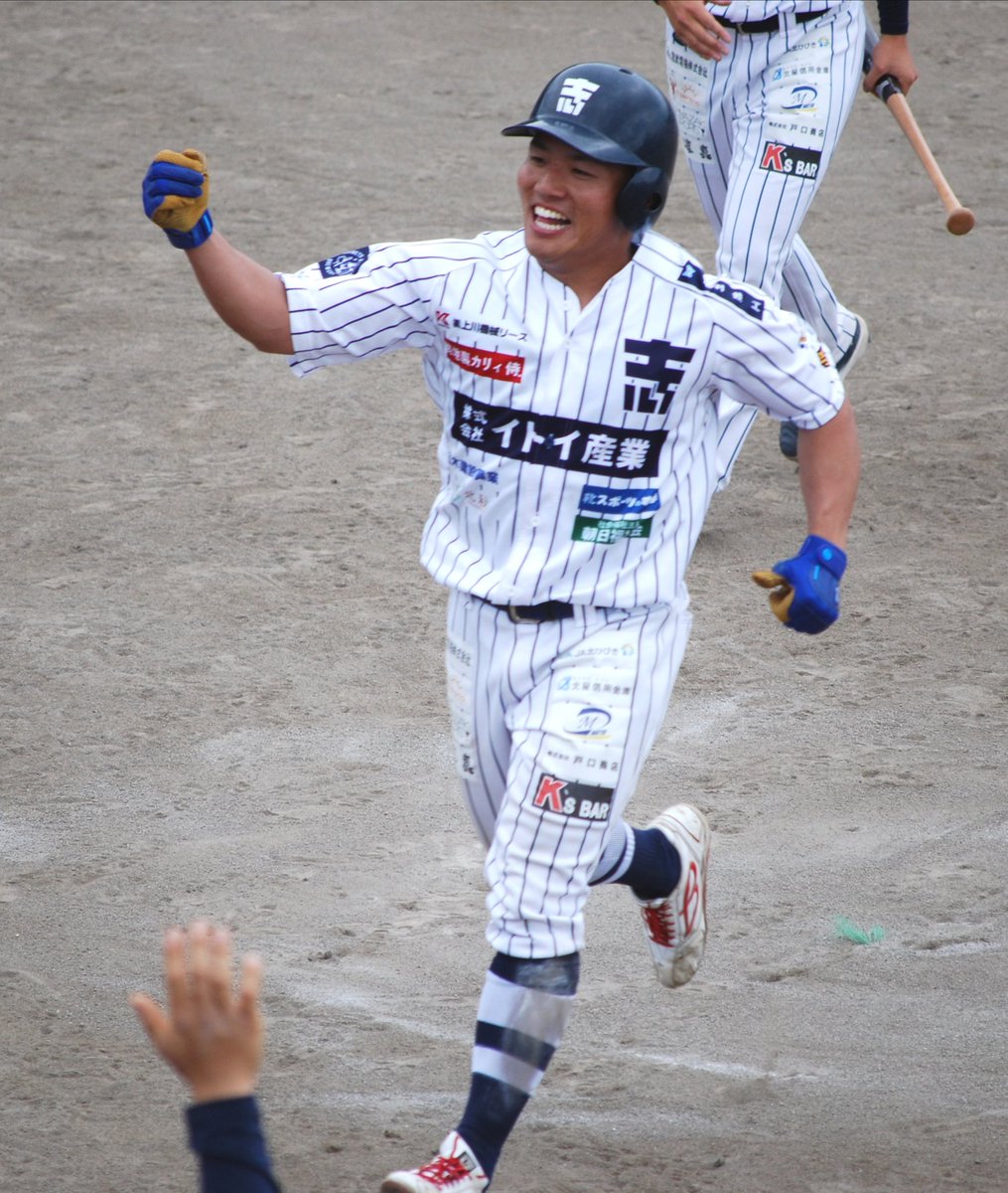xoFztZo4lGWMcYd's tweet photo. 2024.5.19 士別ふどう野球場
Wake up the Hero 
スタンドインが似合う男が放つ待望の本塁打にベンチ･応援席･スタジアムDJのテンション急上昇。このアーチがこそがブレイズの象徴の様。
チームを牽引し、攻守で魅せ、笑顔絶やさぬこのキャプテンの存在は唯一無二。
#佐藤将悟
#士別サムライブレイズ https://t.co/48RTNNPk5I