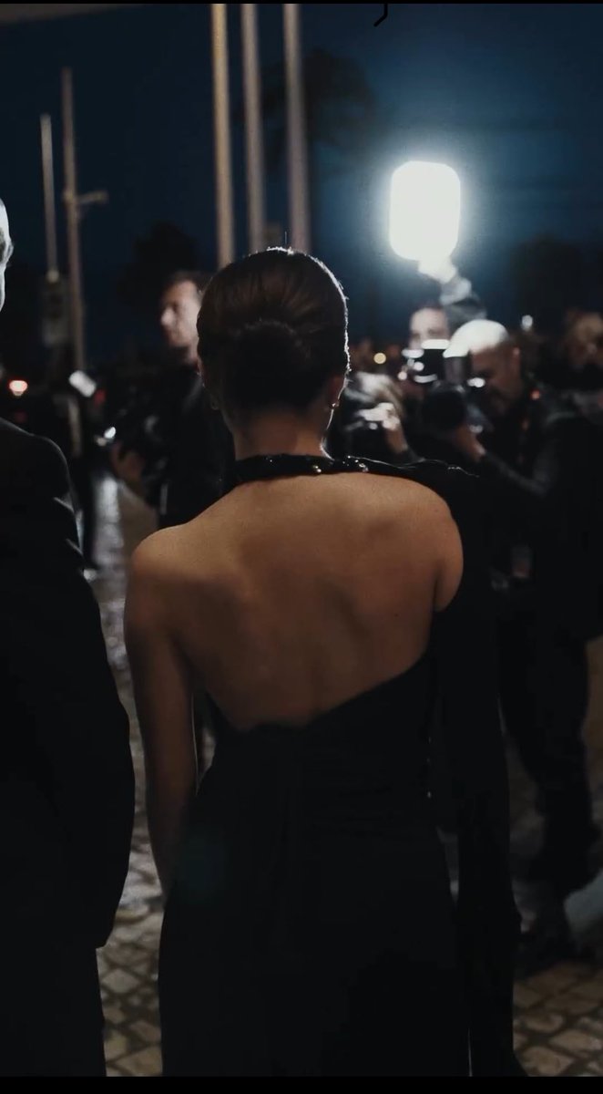 Pimpisa65's tweet photo. Let’s go Like ,comment and share     On Ig : i_am_misch  🙏🏻🙏🏻🙏🏻
@beccca betore the red carpet for @voguethailand wearing @bvlgari @balenciaga
Produced @f2max x @maximsap
Video by me
VHS camera @rakhimov.ignat
General producer @v_for_viktoria
Producer @e.leonchenko
Light assistant https://t.co/niNM1y4G0D