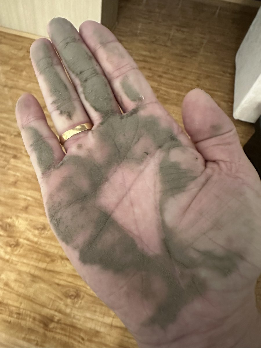 2 хоногийн өмнө арчсан цонхны тавцан ахиад ийм болж!
Ямар гээчийн хотод амьдраад байнаа, айн?