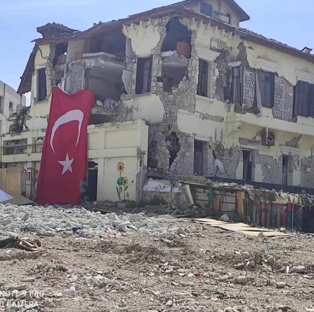 Her fırsatta bahaneler yaratıp Antakya'ya geliyorum.Her geldiğimde de hep aynı yerleri gezip,dolaşıyorum.Çiğdem şaşırıyor ve anlayamıyor tabi.O'na göre enkazdan,berbat yollardan,tozdan asbestten,yağmur yağdığında çamurdan başka bir şey yok.Benim gördüklerimi👇