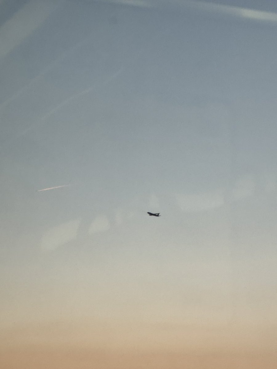 車内で見た #MagicHour
ちょうど伊丹を飛び立った飛行機が飛んでました。
無加工です。