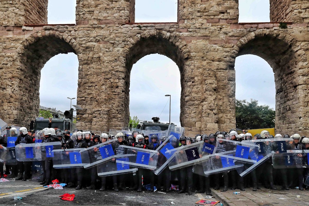 1 Mayıs'ta Taksim iradesini sürdüren 15 arkadaşımız daha ev baskınıyla gözaltına alındı! 1 Mayıs'ı Taksim'de kutlamak istemek yargılanamaz! Tüm arkadaşlarımızı alacağız!