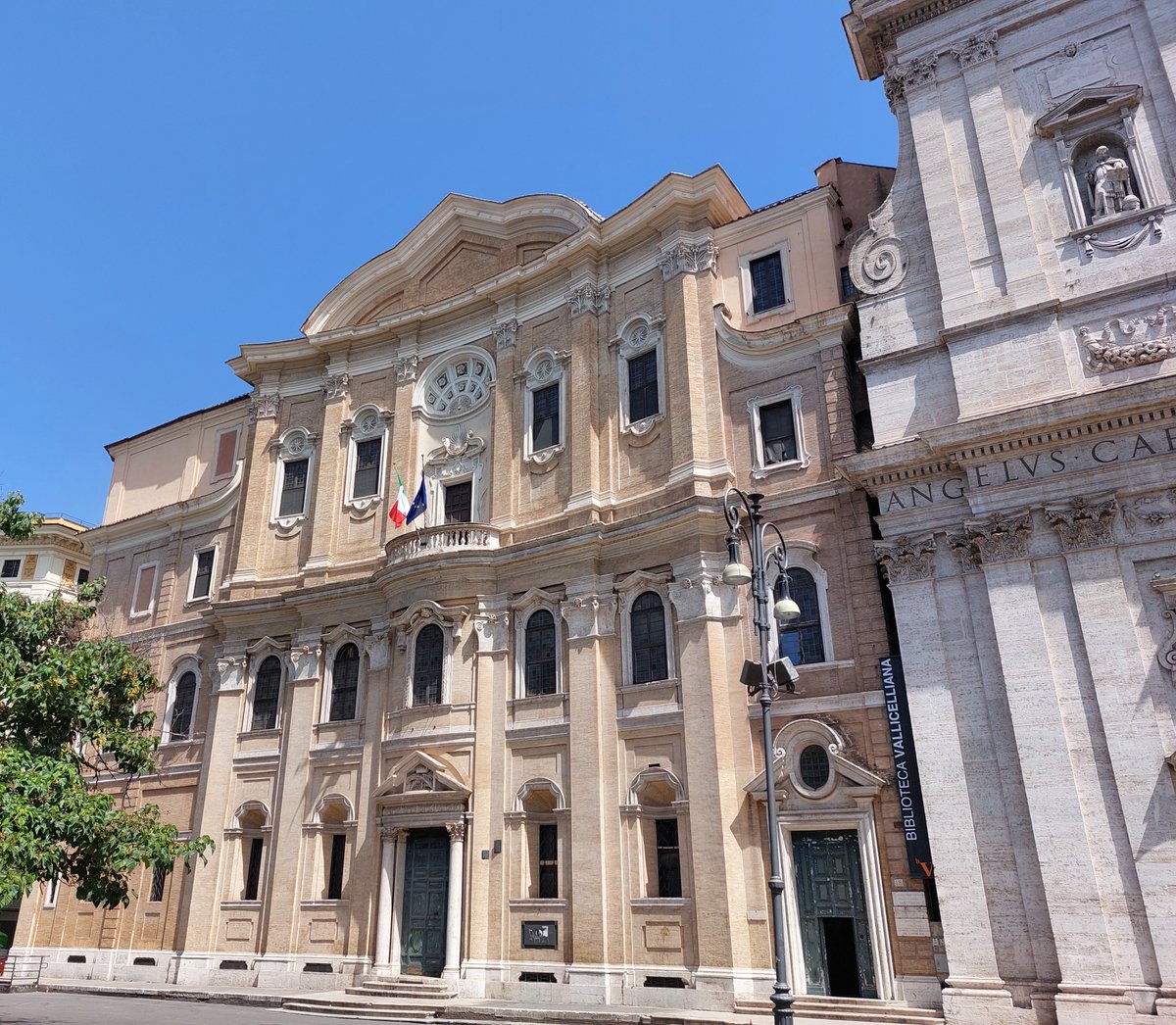The Convent and the Oratory of the Filippini were designed by Borromini, who won in 1637 the competition for the construction of the new buildings. The Oratory's façade is one of the masterpieces of Baroque art. 👉turismoroma.it/en/places/pala… #VisitRome