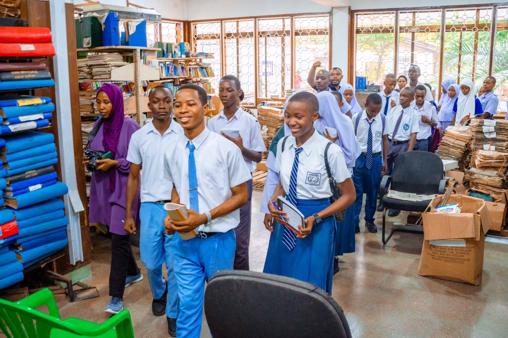 READ_TANZANIA's tweet photo. It was a memorable experience for everyone.
#readtanzania #jifunzekwakusoma #read #reading #libraries #maktaba #tlsb #teachers #students https://t.co/VfORKMjXBZ