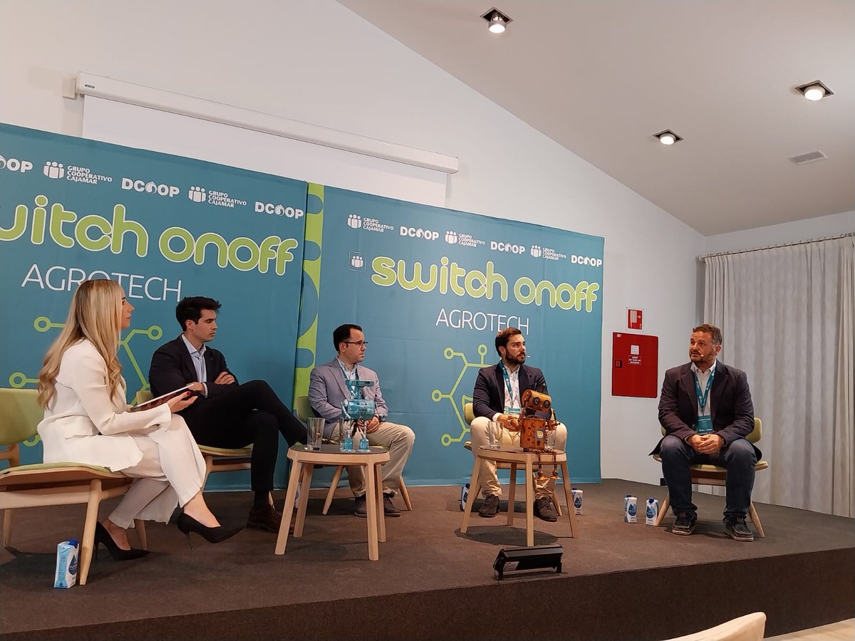 Andalucía Agrotech DIH en el switch onoff Agrotech Antequera . Mesa IA en el campo y en el almacén. @JoseAAdame difunde la cartera de servicios del proyecto junto a @MaqETSIA de la @unisevilla, Juan Gómez de ISR y Antonio Manuel de TUPL Spain.