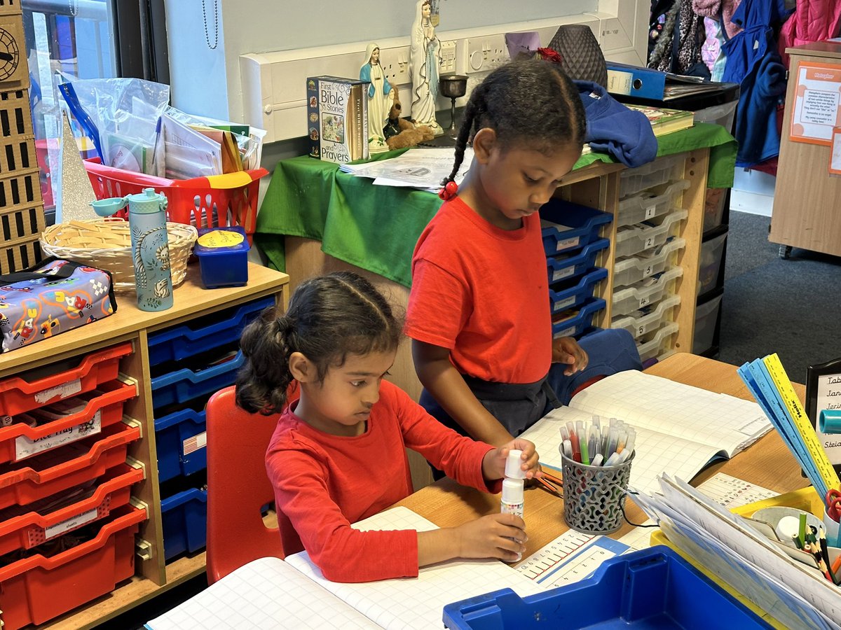 During their Math lesson, Class 1A were learning how to use equal groups by sharing! 💙💛 @WhiteRoseEd @STOCSch #learningisfun